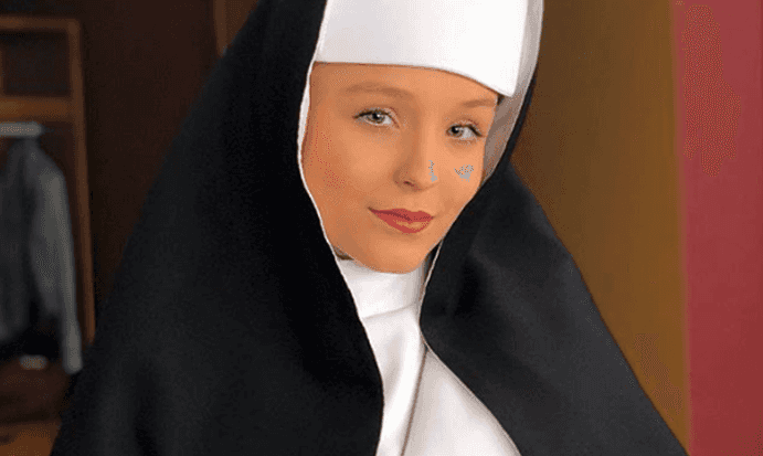 Larissa Manoela como freira (Foto: Reprodução/Instagram)