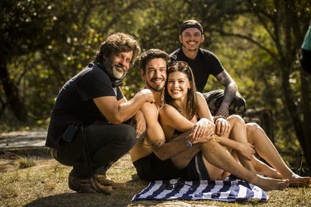 Bastidor de gravação de Espelho da Vida em Carrancas. O diretor artístico Pedro Vasconcelos e o assistente de direção Cande Faria com os atores João Vicente de Castro e Vitória Strada caracterizados como Alain e Cris (Foto: Globo/João Miguel Júnior)