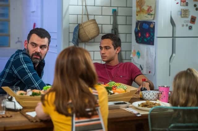 Rafael (Carmo Dalla) e Márcio (André Luiz Frambach) no jantar com a família reunida em Malhação (Foto: Globo/Raquel Cunha)