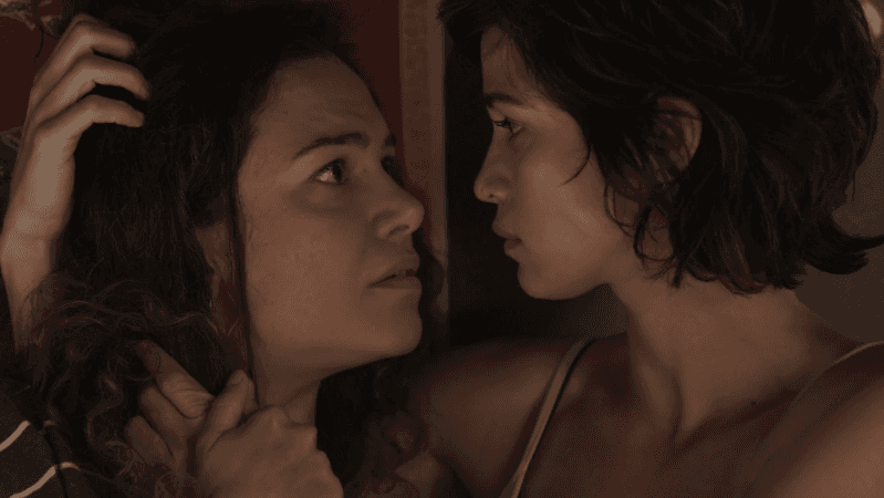 Selma (Carol Fazu) e Maura (Nanda Costa) em cena de Segundo Sol (Foto: Reprodução/Globo)