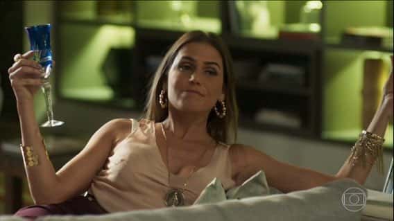 Karola rouba a cena em Segundo Sol (Foto: Reprodução)