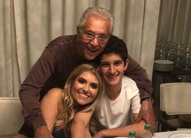 Carlos Alberto e os filhos gêmeos (Foto: Reprodução)