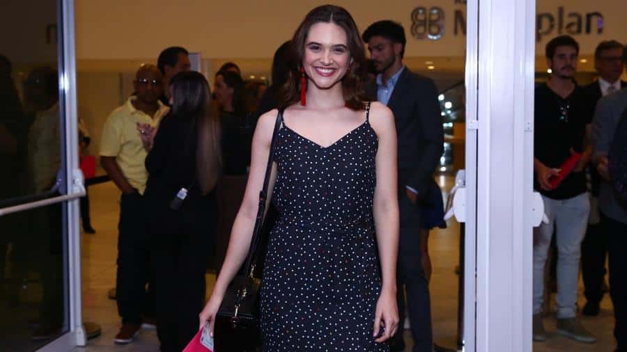 Atriz posou sozinha para despistar os repórteres (Foto: Reprodução)