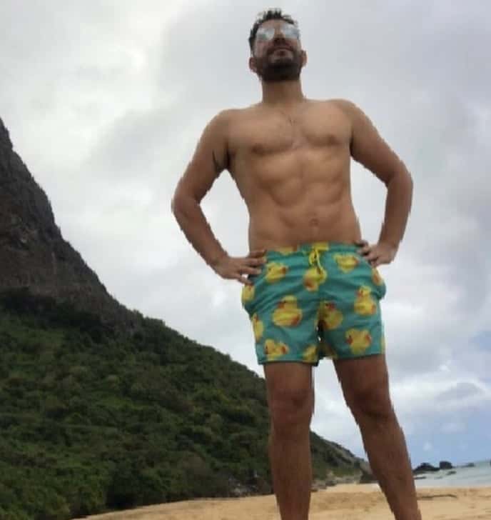 Evaristo Costa apareceu sem camisa em foto (Foto: Reprodução)