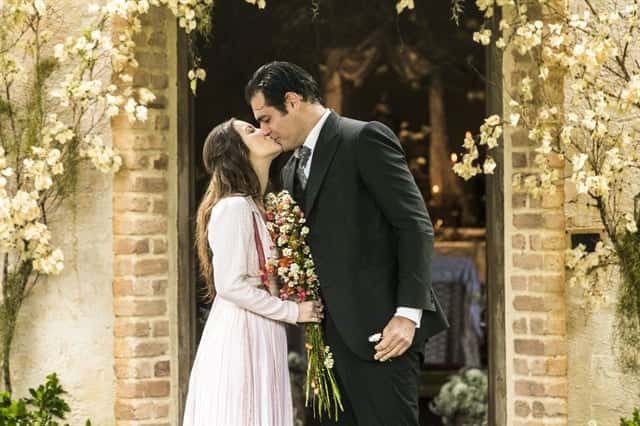 Elisabeta (Nathalia Dill) e Darcy (Thiago Lacerda) no casamento em Orgulho e Paixão (Foto: Globo/João Miguel Júnior)