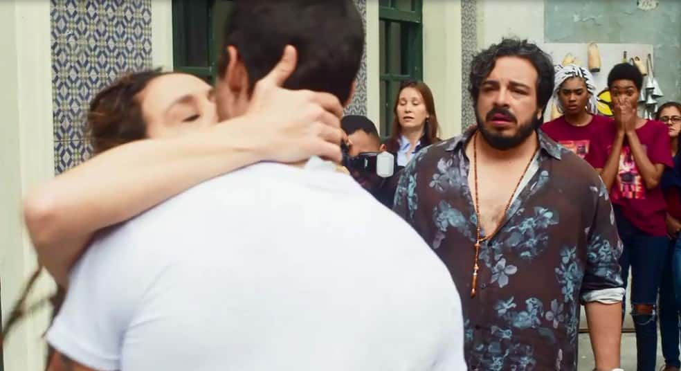 Gorete beija Tomé na frente de Clóvis (Foto: Reprodução)