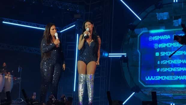 Simone e Simaria durante show no Rio de Janeiro (Foto: Reprodução)