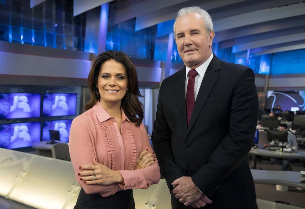 Adriana Araújo e Celso Freitas no novo cenário do JR (Foto: Antonio Chahestian)