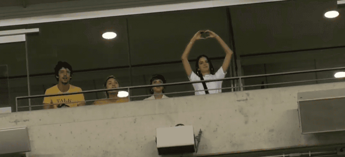 Bruna Marquezine e Sasha Meneghel flagradas assistindo o jogo da Seleção Brasileira. (Foto: Reprodução)