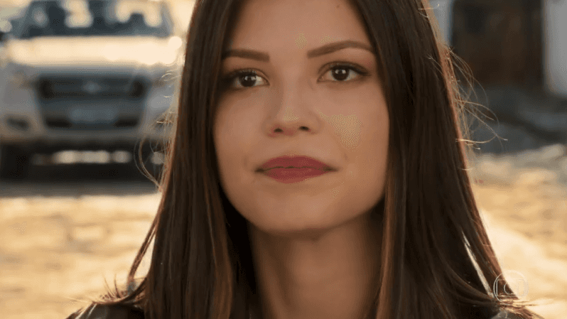 Cris (Vitoria Strada) em cena do primeiro capítulo de Espelho da Vida (Foto: Reprodução/Globo)