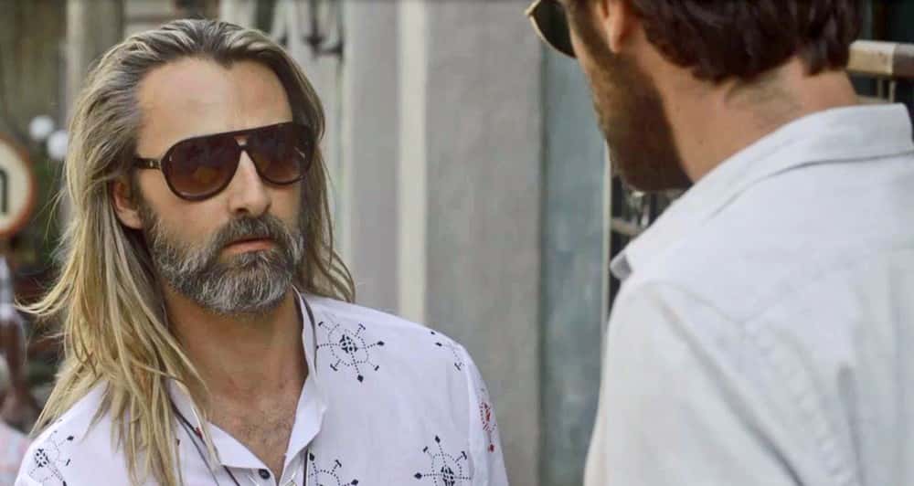 Groa (André Dias) entregará carta de Luzia (Giovanna Antonelli) para Beto (Emilio Dantas) em O Tempo Não Para (Foto: Divulgação)