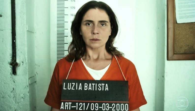 Luzia em cena da primeira prisão em Segundo Sol (Foto: Reprodução)