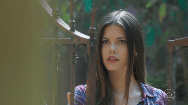 Vitoria Strada (Cris/Júlia) em cena de Espelho da Vida (Foto: Reprodução/Globo)