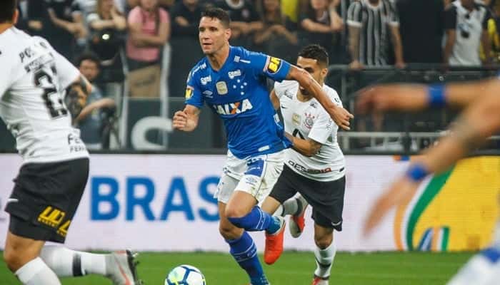 O meia Thiago Neves no jogo Corinthians x Cruzeiro na final da Copa do Brasil (Foto: