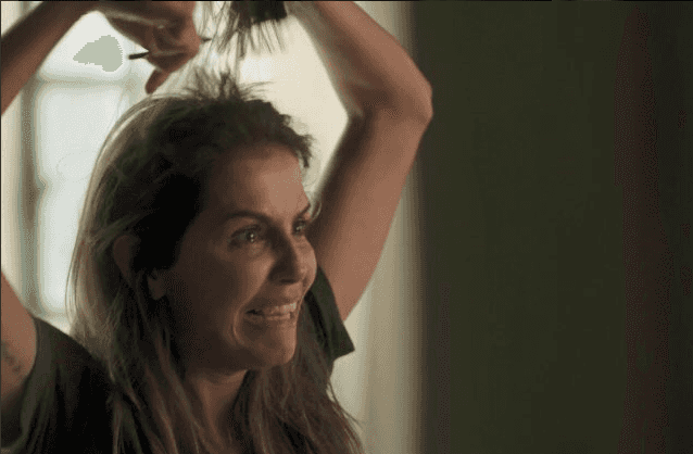 Deborah Secco em cena eletrizante de Karola cortando os cabelos em Segundo Sol