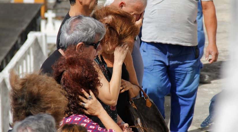 Narjara se emociona muito em despedida a mãe. (Foto: Wallace Barbosa/AgNews)