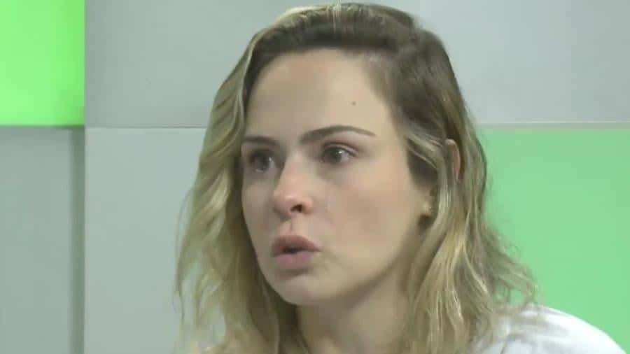 Ana Paula chorou durante entrevista após sua eliminação de A Fazenda (Foto: Reprodução/PlayPlus)