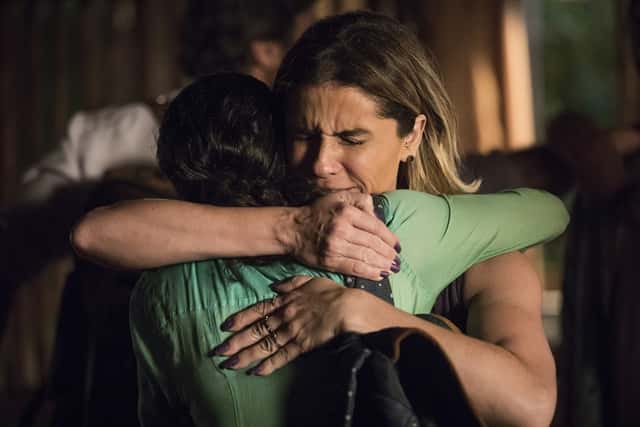 Luzia (Giovanna Antonelli) se emociona ao encontrar Emily (Lucélia Pontes) em Segundo Sol (Foto: Globo/Victor Pollak)