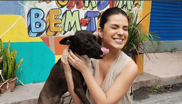 A atriz Thaís Melchior e o Feijão. (foto: Reprodução)