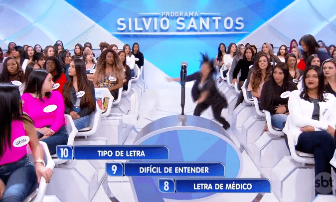 Moça da plateia caiu durante o Programa Silvio Santos, no SBT. (foto: Reprodução)