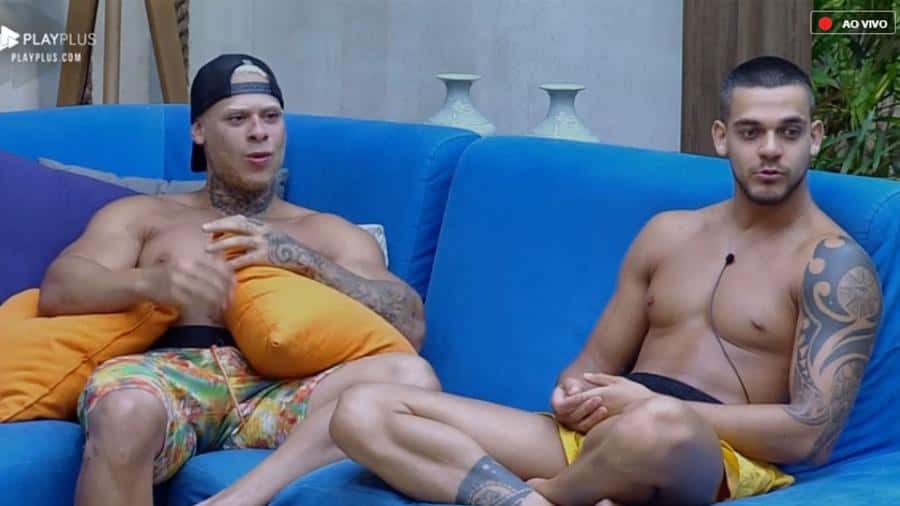 Caique e Léo Stronda se desentendem Imagem: Reprodução/PlayPlus