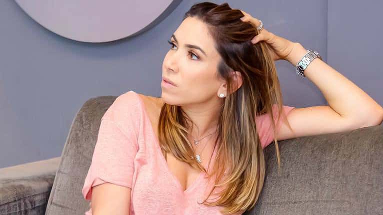 Patricia Abravanel teve que colocar barata em sua mão (Foto: Reprodução)