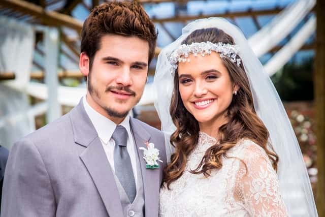 Samuca (Nicolas Prattes) e a noiva durante o casamento em O Tempo Não Para (Foto: Globo/João Miguel Júnior)