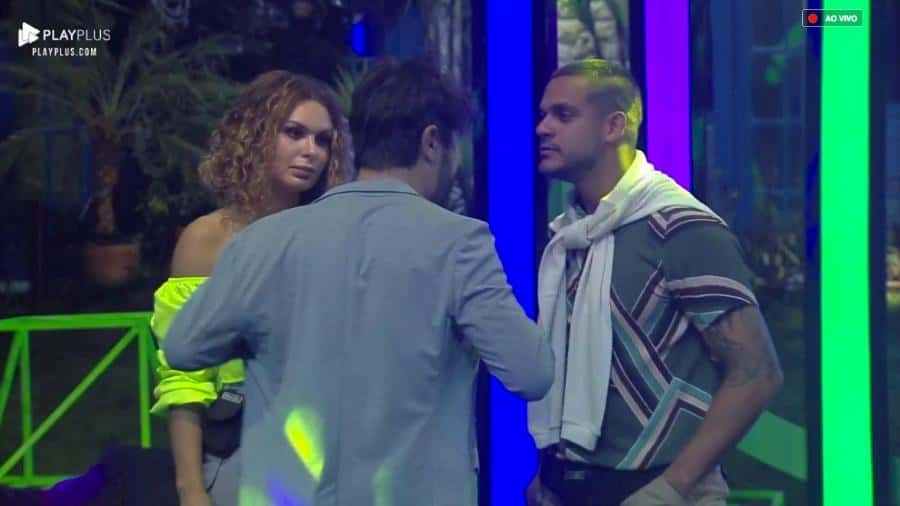 Caique Aguiar e Sandro Pedroso bateram boca na última festa do reality show A Fazenda 10. (Foto: Reprodução)