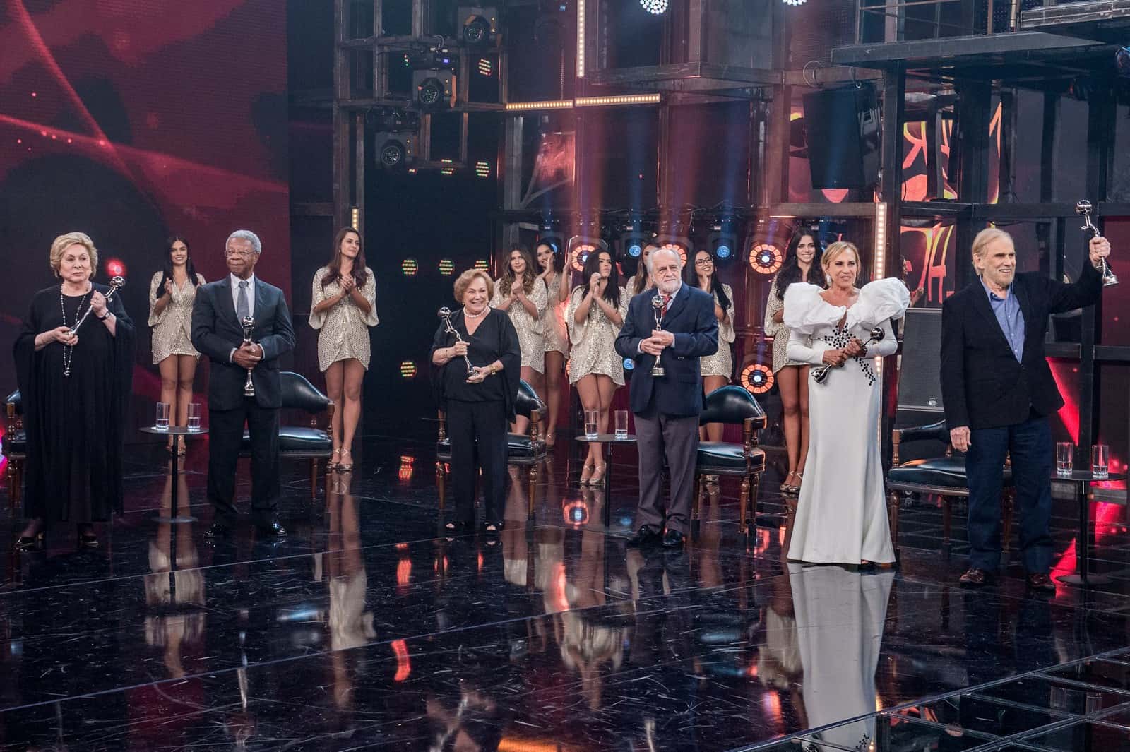 Medalhões da Globo recebem o troféu "Mário Lago" no Domingão do Faustão (Foto: Fábio Rocha/Globo)