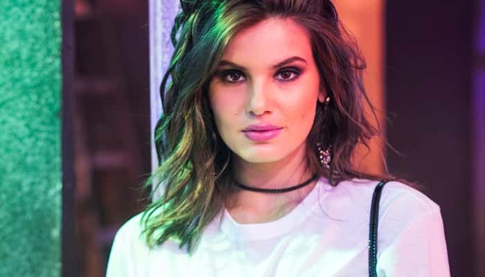 Camila Queiroz vive a vilã Vanessa Dias em Verão 90, atual novela das sete da TV Globo. (Foto: Reprodução)