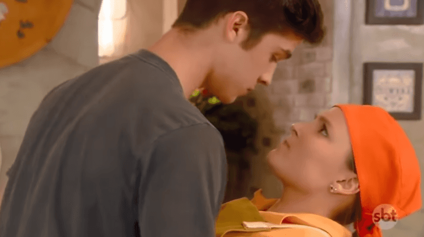 Larissa Manoela e João Guilherme em cena quente na novela As Aventuras de Poliana, do SBT. (Foto: Reprodução)