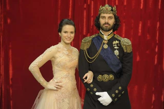 Açucena (Bianca Bin) e Rei Augusto (Carmo Dalla Vecchia) em Cordel Encantado (Foto: Globo/Renato Rocha Miranda)