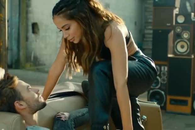 Anitta e Pedro Massucatti, em cena de Te Lo Dije (Foto: Reprodução/ Youtube)