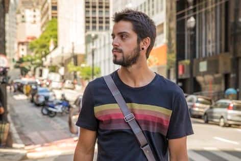 Rodrigo Simas na novela Órfãos da Terra. (Foto: Globo/ Paulo Belote)