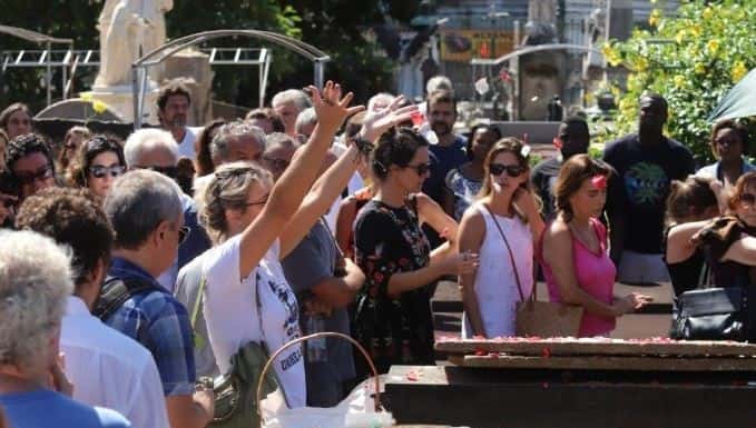Domingos foi sepultado sob uma salva de palmas. Amigos como Maria Ribeiro e Maitê Proença (Foto: Reprodução/AgNews)