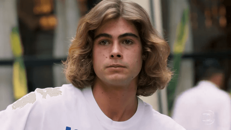 João (Rafael Vitti) em cena de Verão 90 (Foto: Reprodução/Globo)