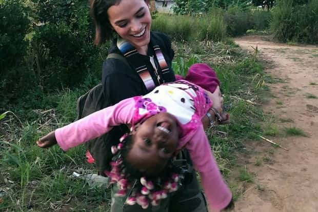 Bruna Marquezine posou com uma criança africana e encantou os internautas (Foto: Reprodução/Instagram)