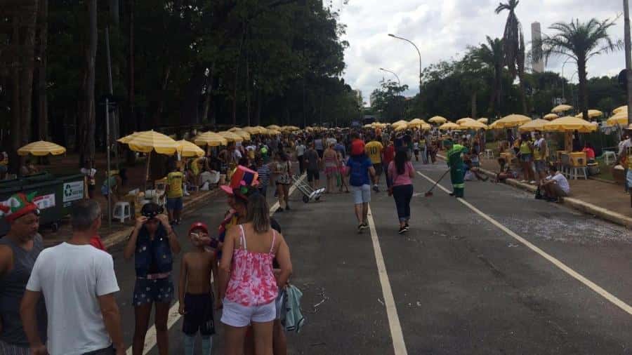 Crianças a espera do Bloco do Carlinhos Brown (Foto: Reprodução/Aiuri Rebello)