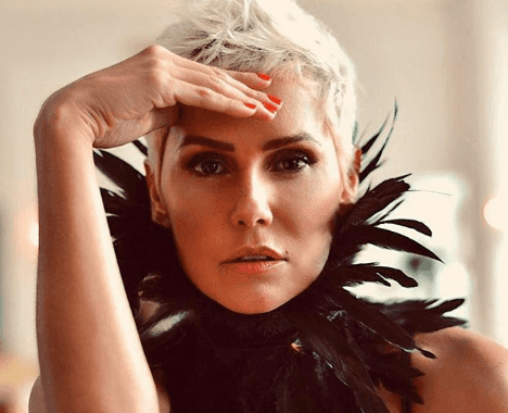 A atriz Deborah Secco resolveu mudar o visual mais uma vez (Foto: Reprodução)