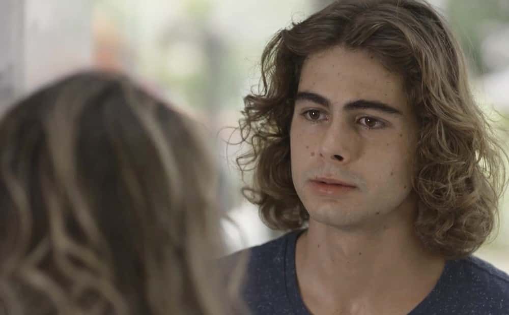 Manu e João em cena da novela Verão 90 (Foto: Reprodução/Globo)