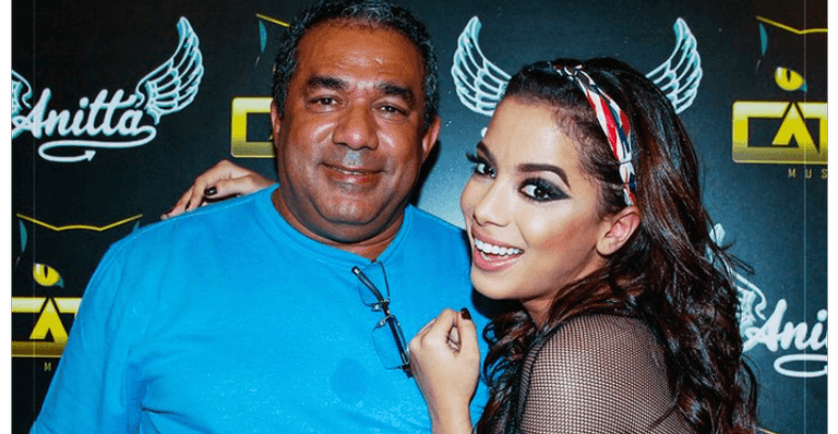 Pai de Anitta, revela que cantora parou de ser sua própria empresária pois o surfista, Pedro Scooby é 'bom de cama". (Foto: Divulgação)