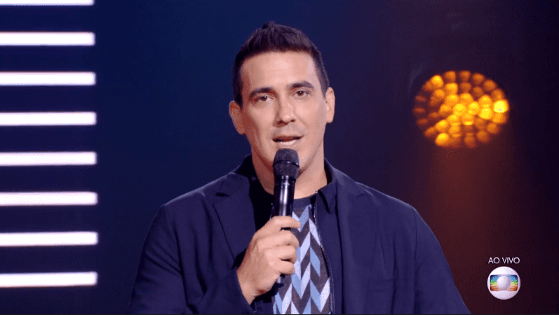 André Marques é o apresentador do The Voice Kids (Foto: Reprodução/Globo)