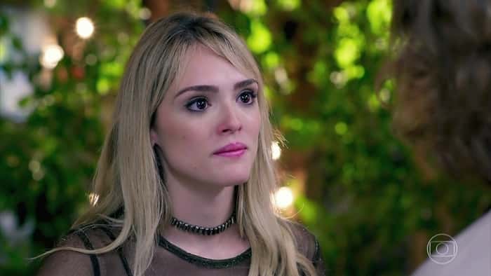 A atriz Isabelle Drummond (Manu) em Verão 90, novela que foi exibida na faixa das 19h da Rede Globo (Foto: Reprodução/Globo)