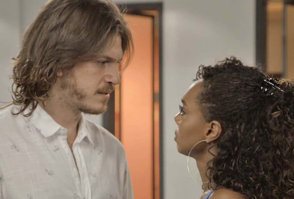 Quinzinho (Caio Paduan) e Dandara (Dandara Mariana) discutem na novela Verão 90 da Globo (Foto: Reprodução/Globo)