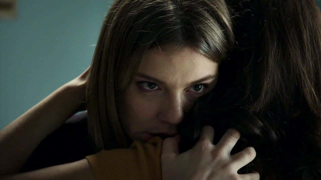 Dalila (Alice Wegmann) dá o abraço amigo da onça em Laila (Alice Wegmann) em cena da novela da Globo Órfãos da Terra (Foto: Reprodução)
