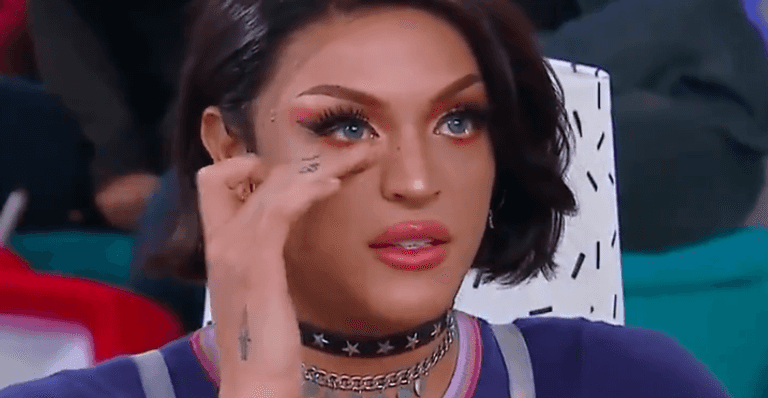 Pabllo Vittar abriu o jogo e contou como faz para manter tudo dentro da calcinha fio dental (Foto: SBT)
