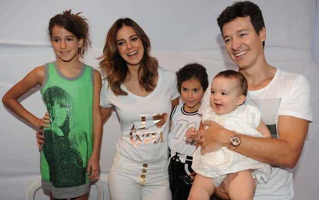 O apresentador Rodrigo Faro, suas filhas e a esposa Ver Viel (Foto: Divulgação)