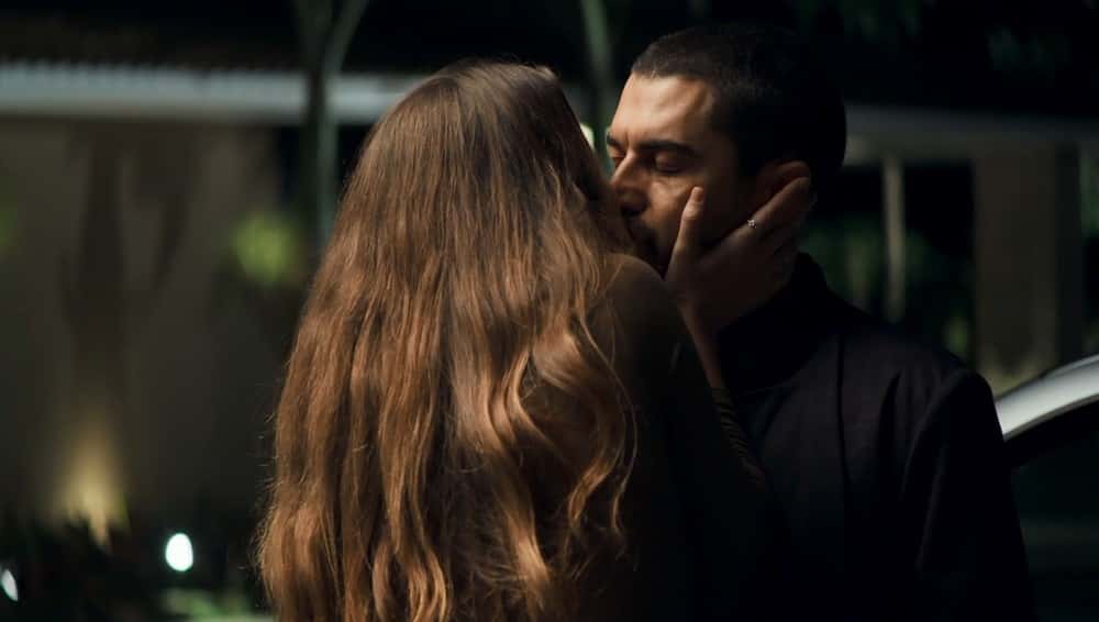 Fabiana e Camilo aos beijos em cena de A Dona do Pedaço (Foto: Reprodução)