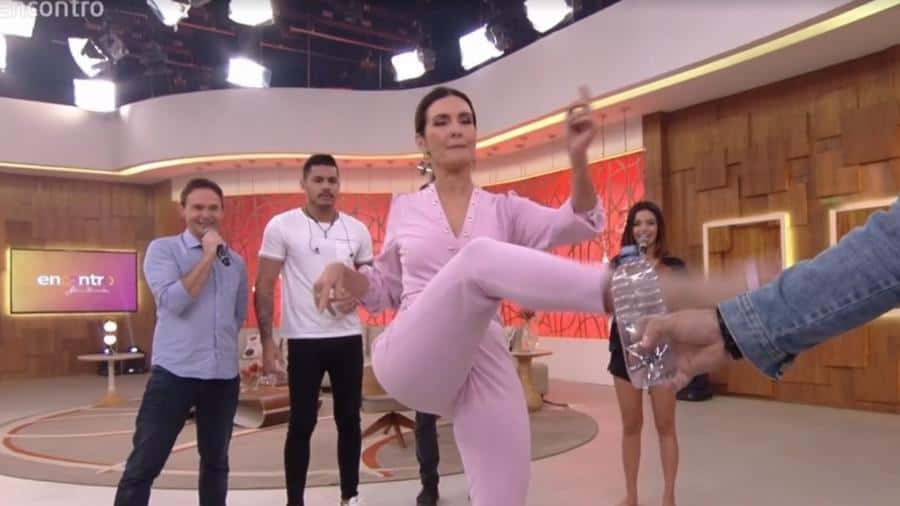 fatima-bernardes-entre-no-desafio-da-garrafa-1562684679333_v2_900x506