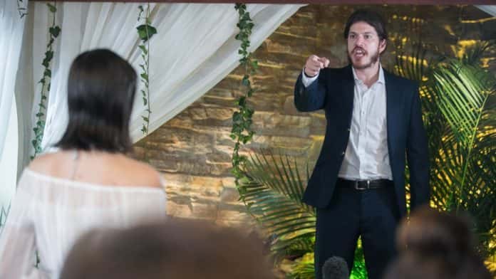 Quinzinho (Caio paduan) humilha Vanessa (Camila Queiroz) em Verão 90 (Foto: Divulgação)